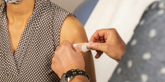 Guia de vacinação do SUS para adultos: veja quais vacinas tomar e como se proteger
